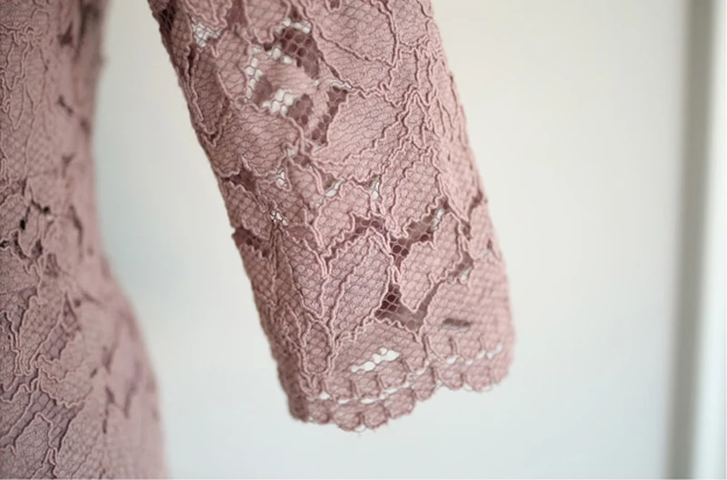 Женское вечернее платье облегающее средней длины с треугольным вырезом и