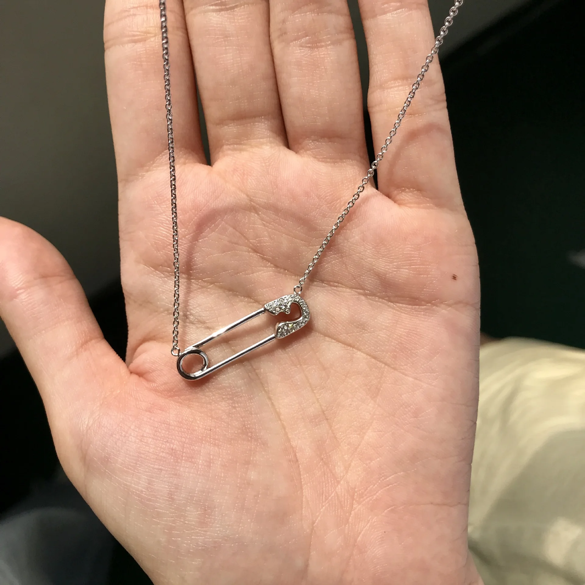 Небольшая группа дизайнеров зависят от модных блогеров интересуют ожерелья с