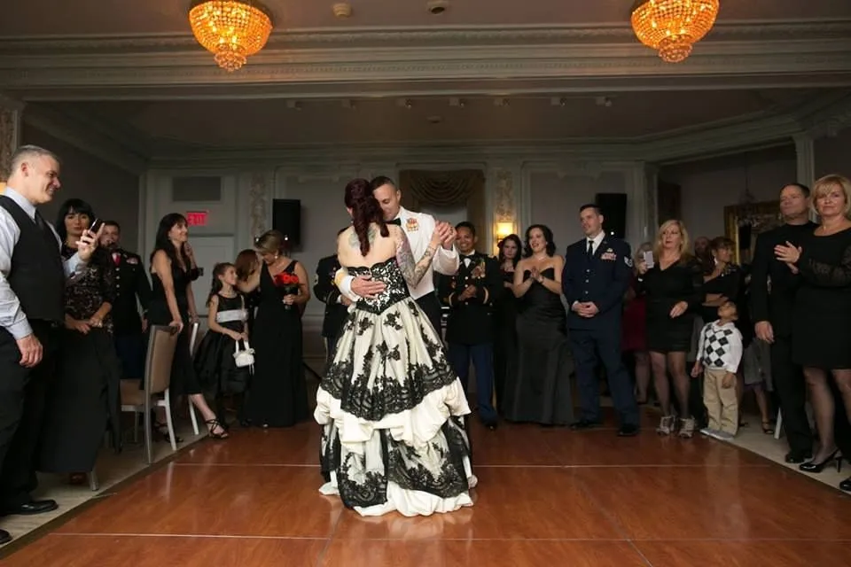 Женское атласное готическое свадебное платье с открытыми плечами длинное