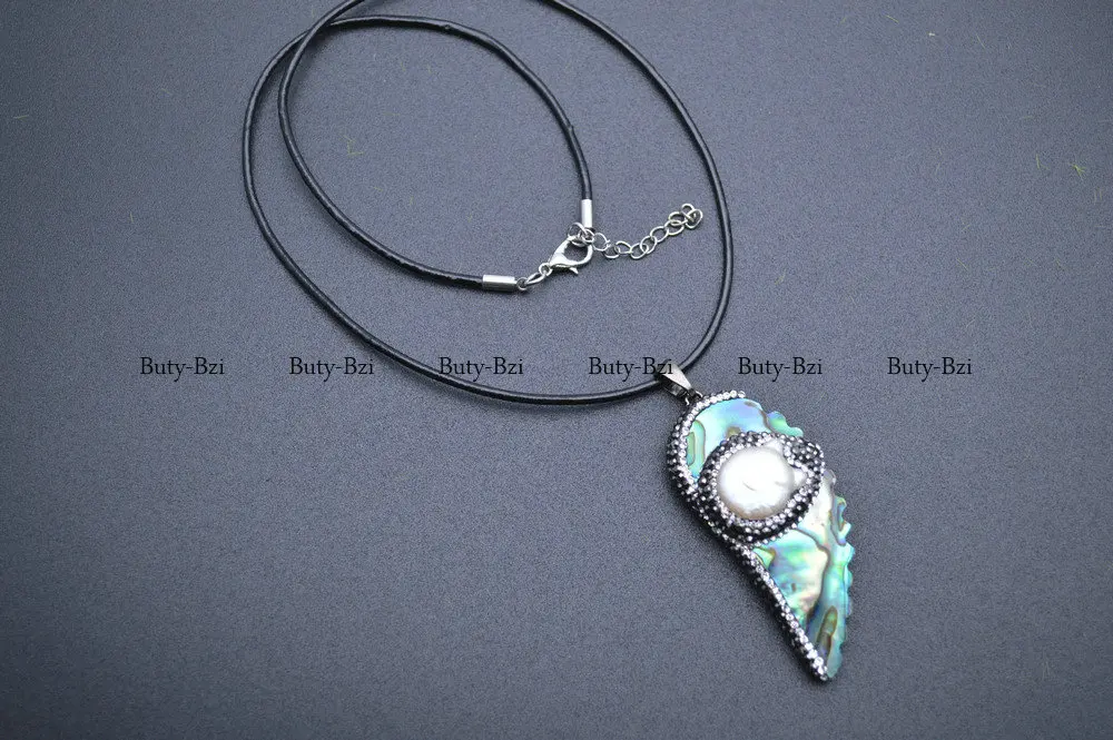 Цепочка с подвеской в форме крыла ангела из натуральной ракушки и белого