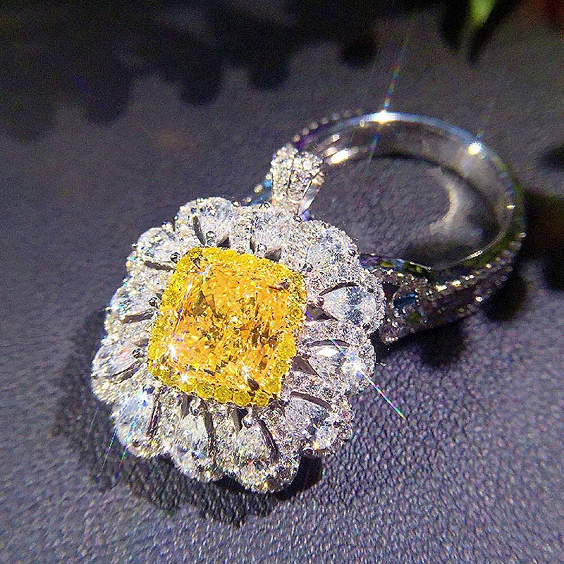 

Centre Cushion 1ct Yellow Moissanite Solid 18K White Gold 1ctw Ice Cut Halo Ring Side Pear Cut Lab Diamond Ring For Women