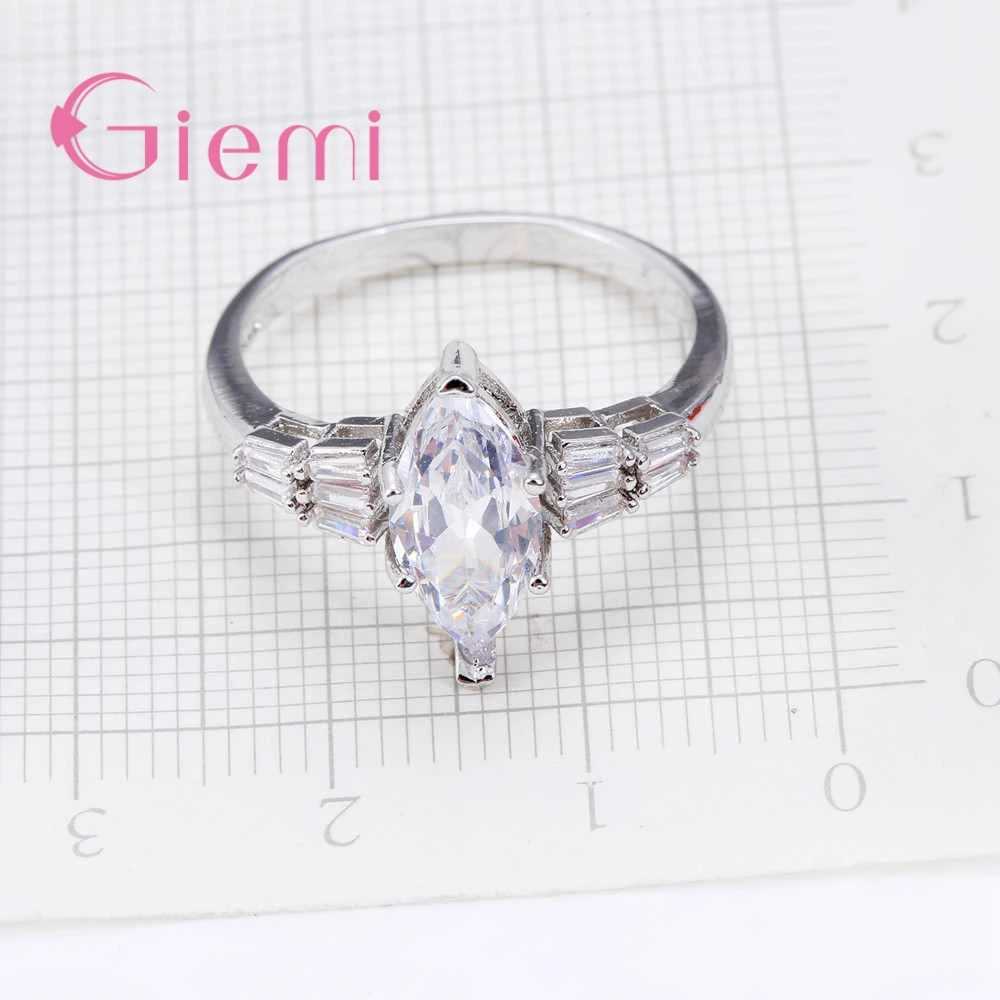 Женское серебряное и циркониевое элегантное кольцо с зеленым круглым кристаллом