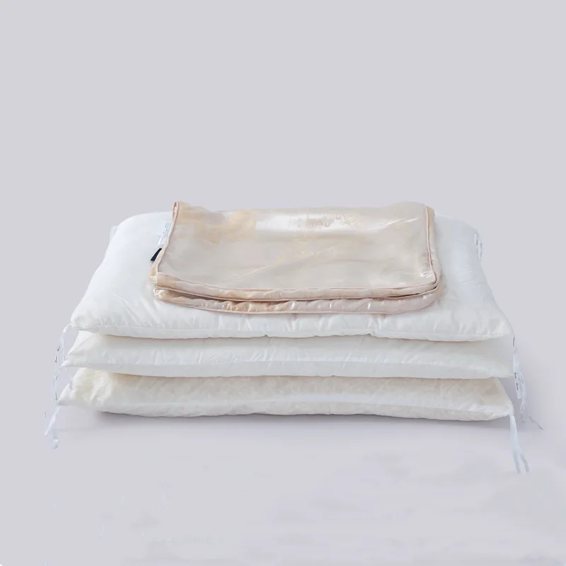 Дорожная подушка с шелковым покрытием регулируемая сжатая включает в себя мешок