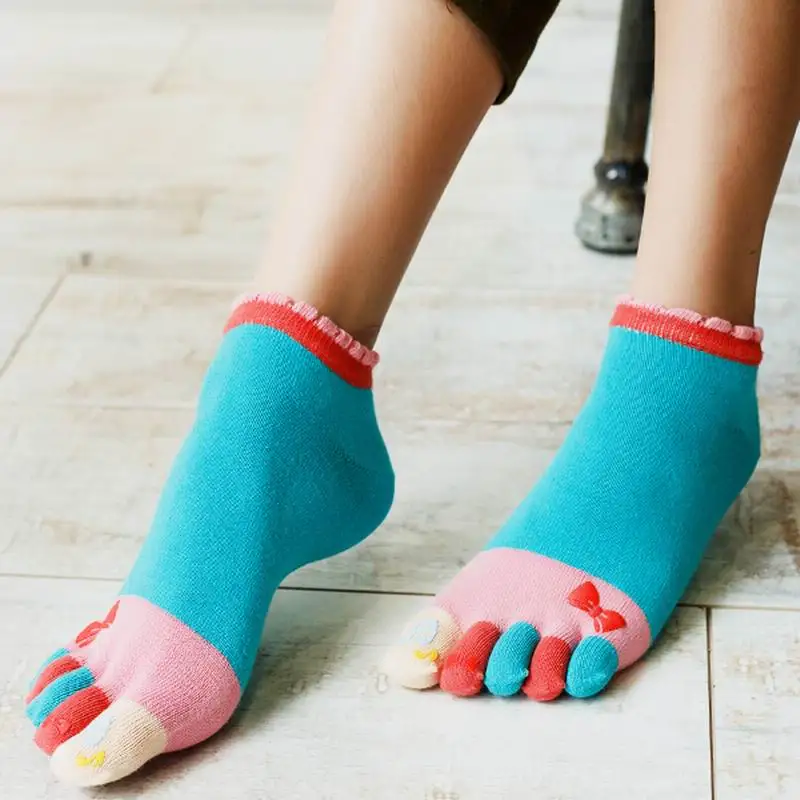 Осенне зимние женские теплые мягкие черные носки с мультяшным принтом пятью