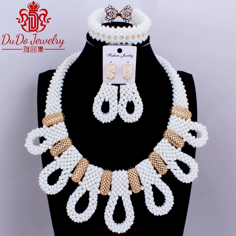 Набор ювелирных изделий молочно-белого цвета в африканском стиле брендовый с