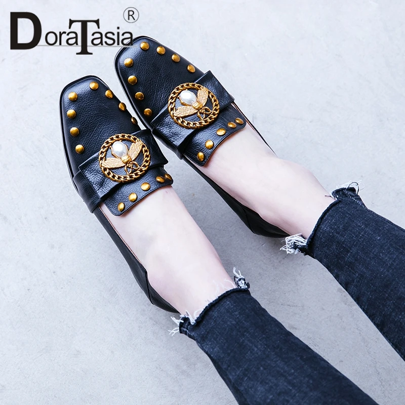 DoraTasia/ г. Новинка, Размеры 33-40, женская из телячьей кожи, туфли-лодочки, украшенные заклепками, без шнуровки, на среднем каблуке 3 см, Роскошные туфли-лодочки, женская обувь