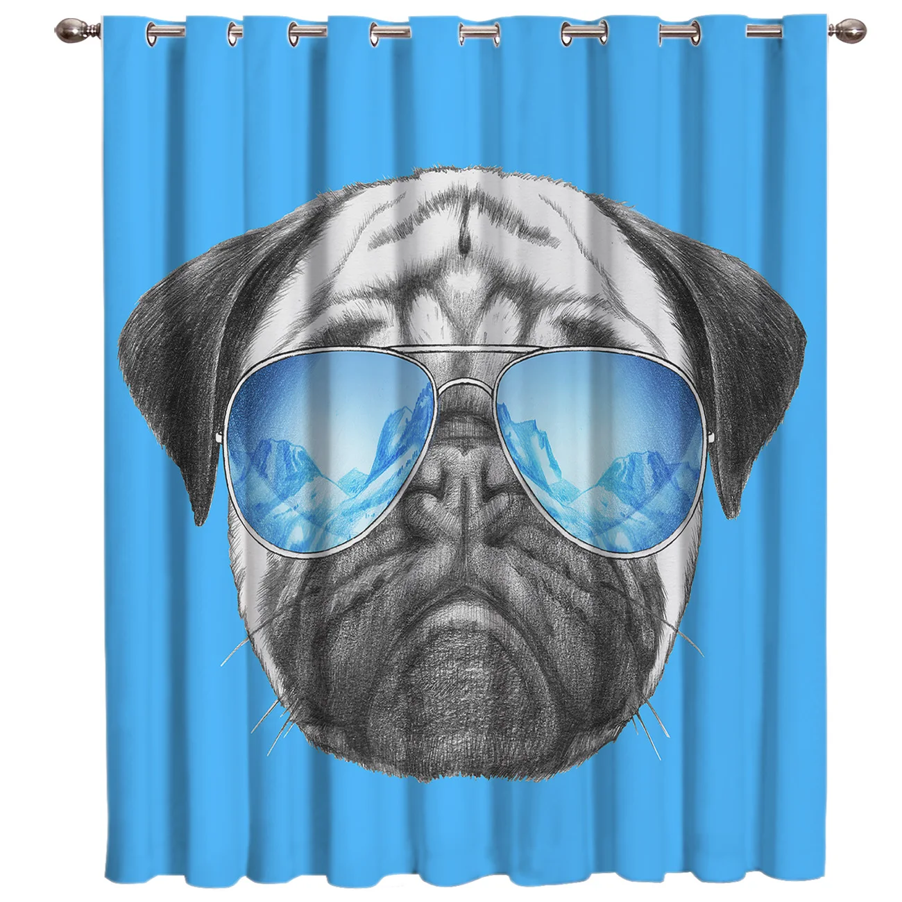 Мопса с синими солнцезащитными очками комната занавес s большой окна стержень