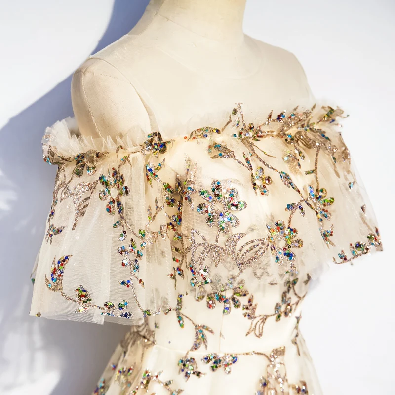 Женское вечернее платье с вырезом лодочкой открытыми плечами и коротким рукавом