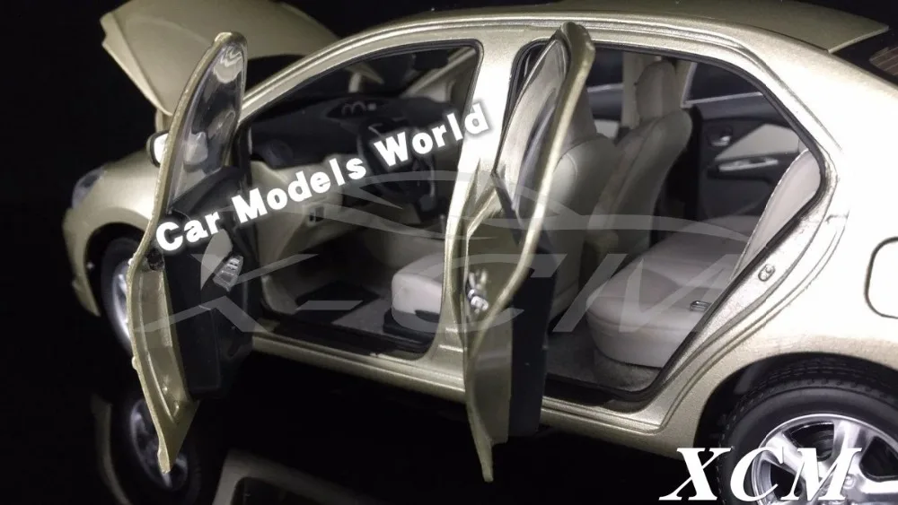 Литья под давлением модель автомобиля для старых Vios 1:18 (золото) + небольшой