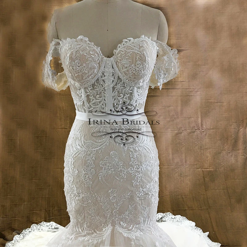 Свадебное платье с открытыми плечами и кружевной аппликацией в виде