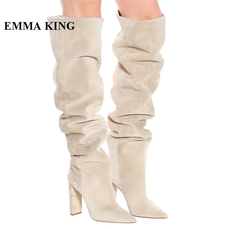EMMA KING/ г. Новые Бежевые Замшевые теплые зимние высокие сапоги, женские сапоги выше колена с острым носком на не сужающемся книзу массивном каблуке без шнуровки