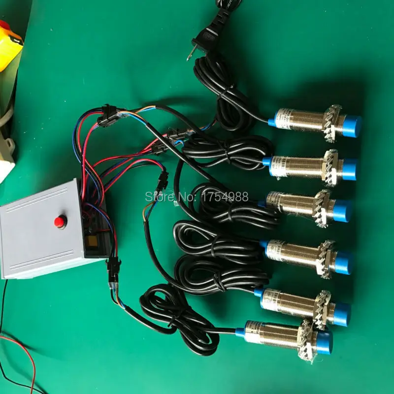 Шесть металлических предметов касаются волшебных датчиков для открытия