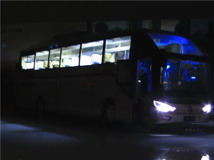 Коллекционная модель из сплава подарок масштаб 1:36 Foton BJ6122U8BKB двухслойный