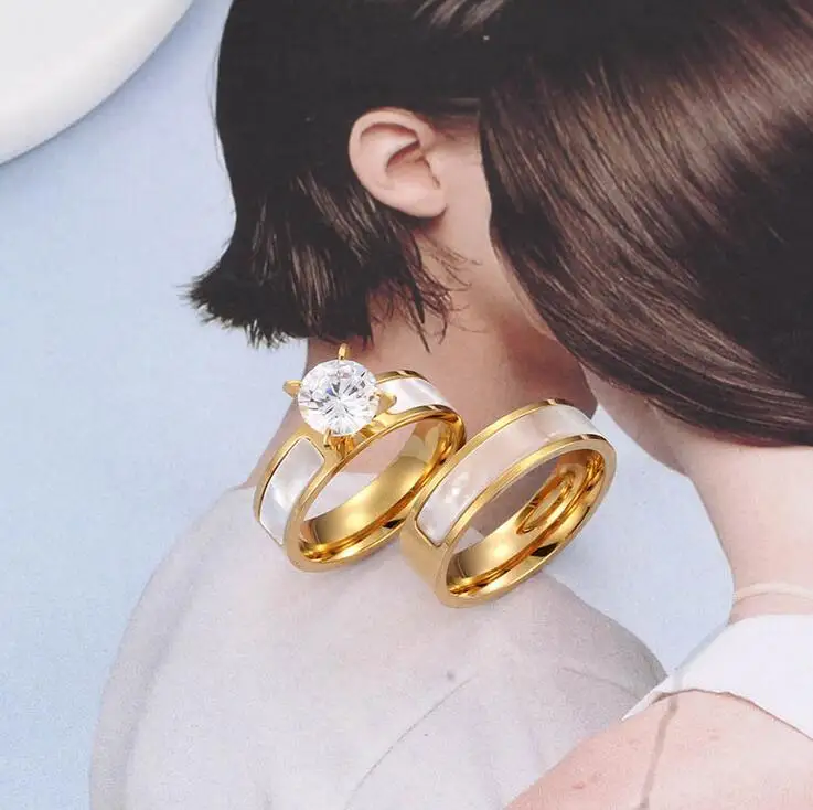 Золотые кольца для пар с большим цирконием женские и мужские из титановой