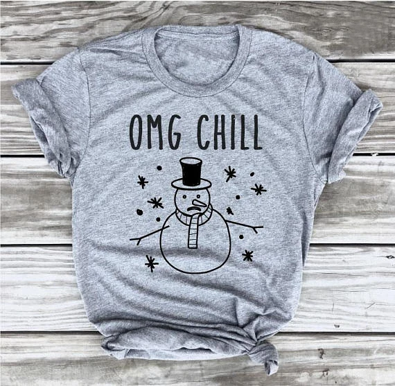 Рождественская матовая футболка OMG Chill с изображением снеговика праздничная