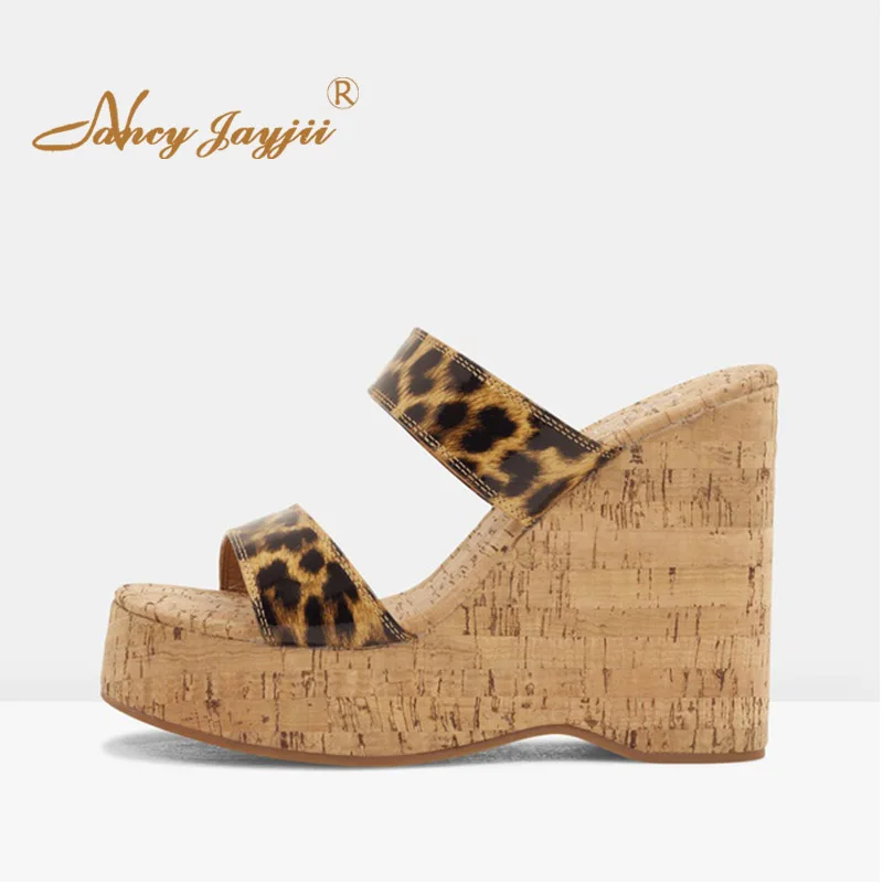 Коричневые босоножки на очень высокой танкетке с леопардовым принтом Босоножки