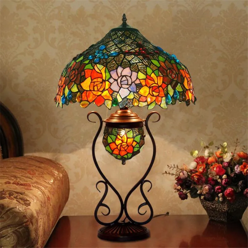 구매 티파니 다채로운 유리 꽃 빈티지 보헤미안 대형 테이블 램프 로비 침대 룸 바 아파트 장식 조명기구 1093