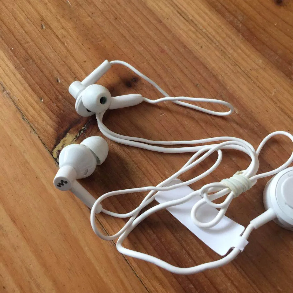 Б/у, оригинальная Спортивная bluetooth-гарнитура sony MDR-NWBT10, быстрая зарядка, долгий режим ожидания