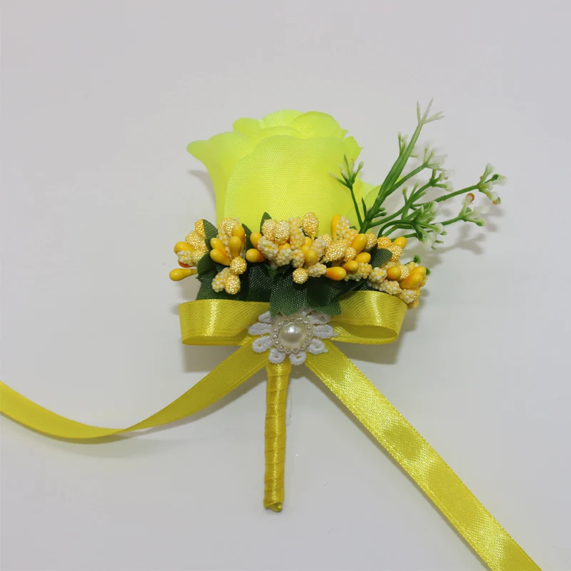 Бутоньерка для жениха лучшего мужчины желтая шелковая атласная роза с