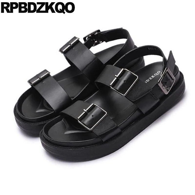 Обувь на платформе в стиле Харадзюку; черные пляжные римские кроссовки на плоской подошве с открытым носком; женские босоножки; коллекция года; Летние дизайнерские туфли с ремешками