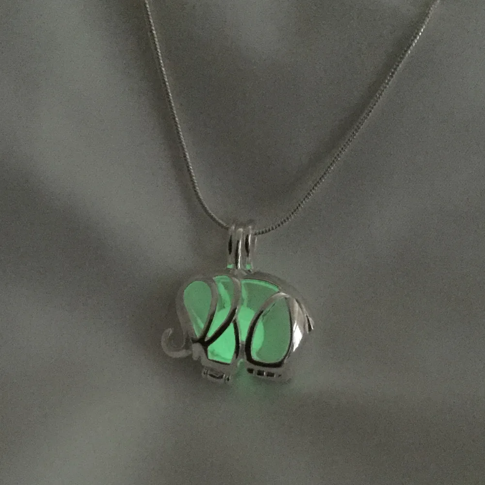 Женское ожерелье с подвеской в виде серебряного слона со светящейся зеленой