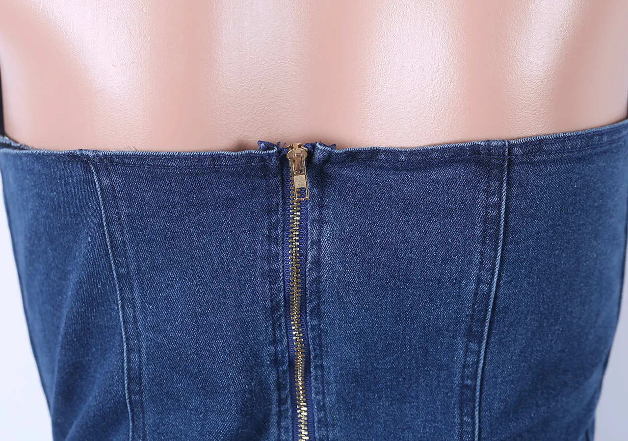 Женский джинсовый комбинезон с глубоким v образным вырезом и открытыми плечами