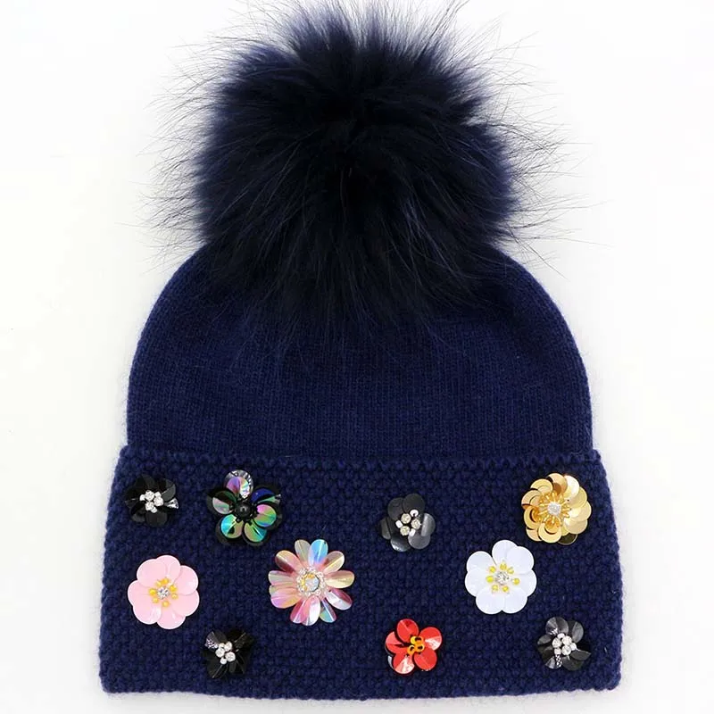 Navy blue Цветочные зимние шапки для женщин Дамская зимняя шапка с цветком крутая вязаная шерстяная шапочка Женская шапка с помпоном из натурального меха енота - Цвет: Navy blue