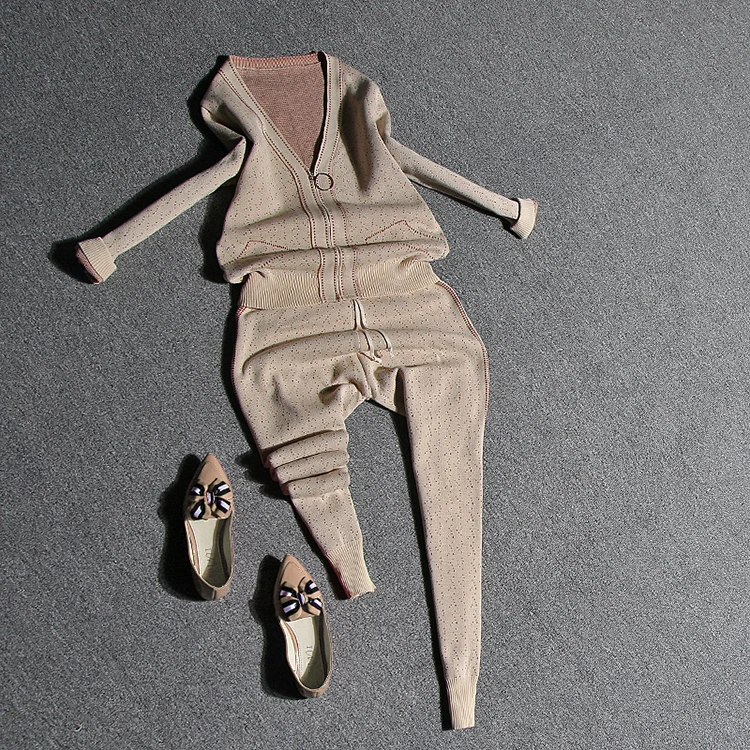 Женский трикотажный спортивный костюм в горошек с V-образным вырезом |