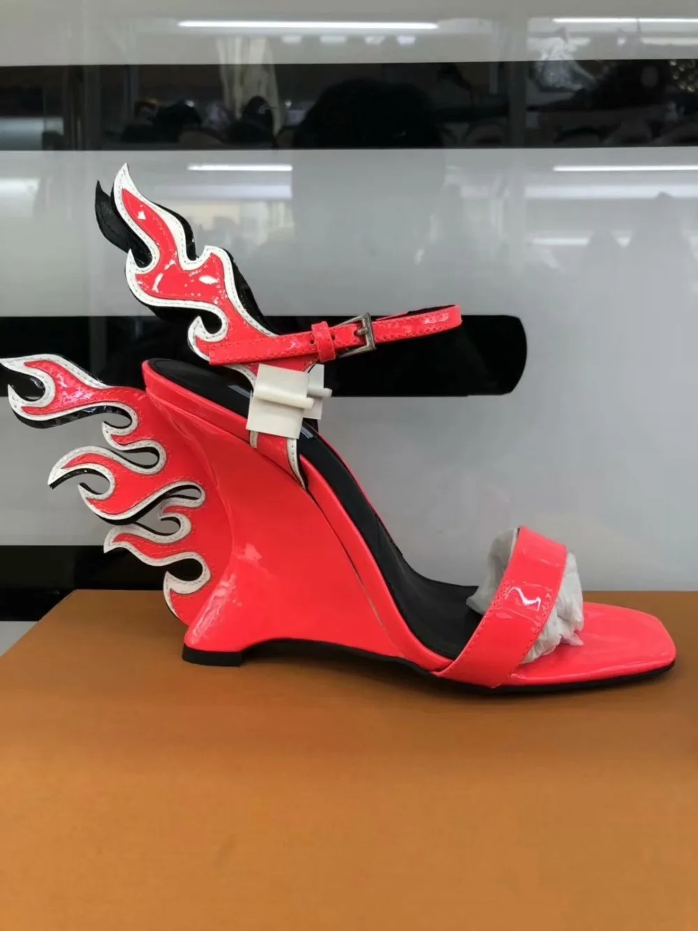 Женские босоножки на высокой танкетке модные сандалии с язычком пламени пряжкой