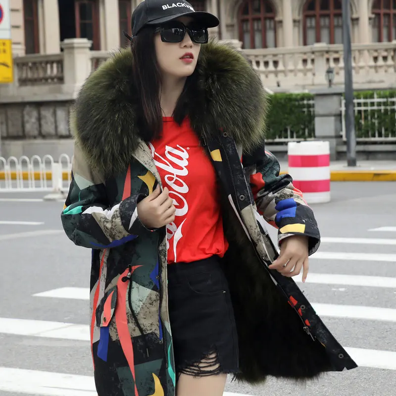 Женское пальто с капюшоном роскошное длинное и большим воротником из меха енота