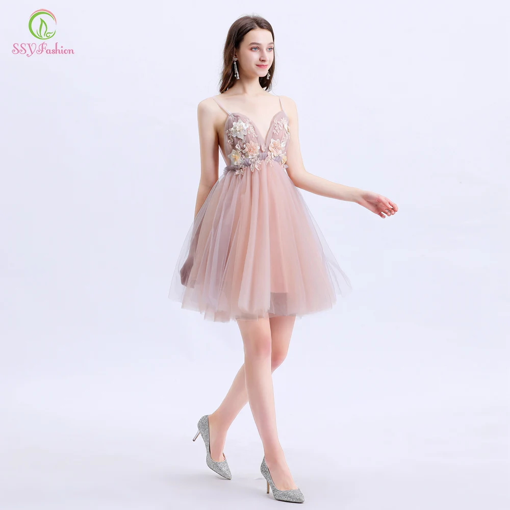 Коктейльные мини платья SSYFashion короткие кружевные с треугольным вырезом и