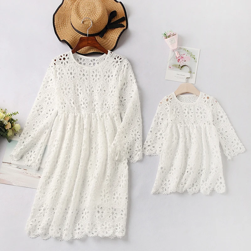 Модное кружевное платье для мамы и дочки лето 2020 одинаковые наряды семьи белые