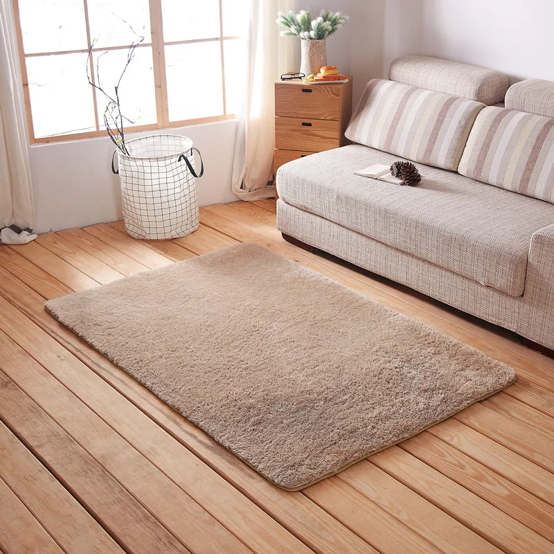 угловой диван и ковер в интерьере. светлые ковры для гостиной. небольшой коврик в гостиную. ковер меньше дивана. коврик у дивана в гостиной.