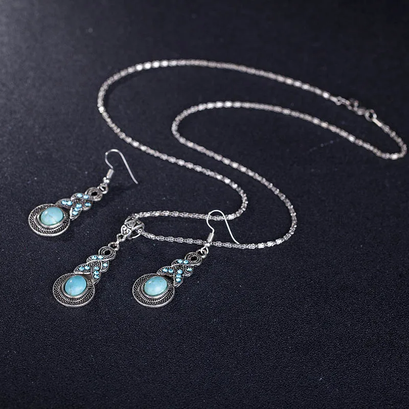 Женский ювелирный комплект из колье серёг и с геометрическим рисунком |