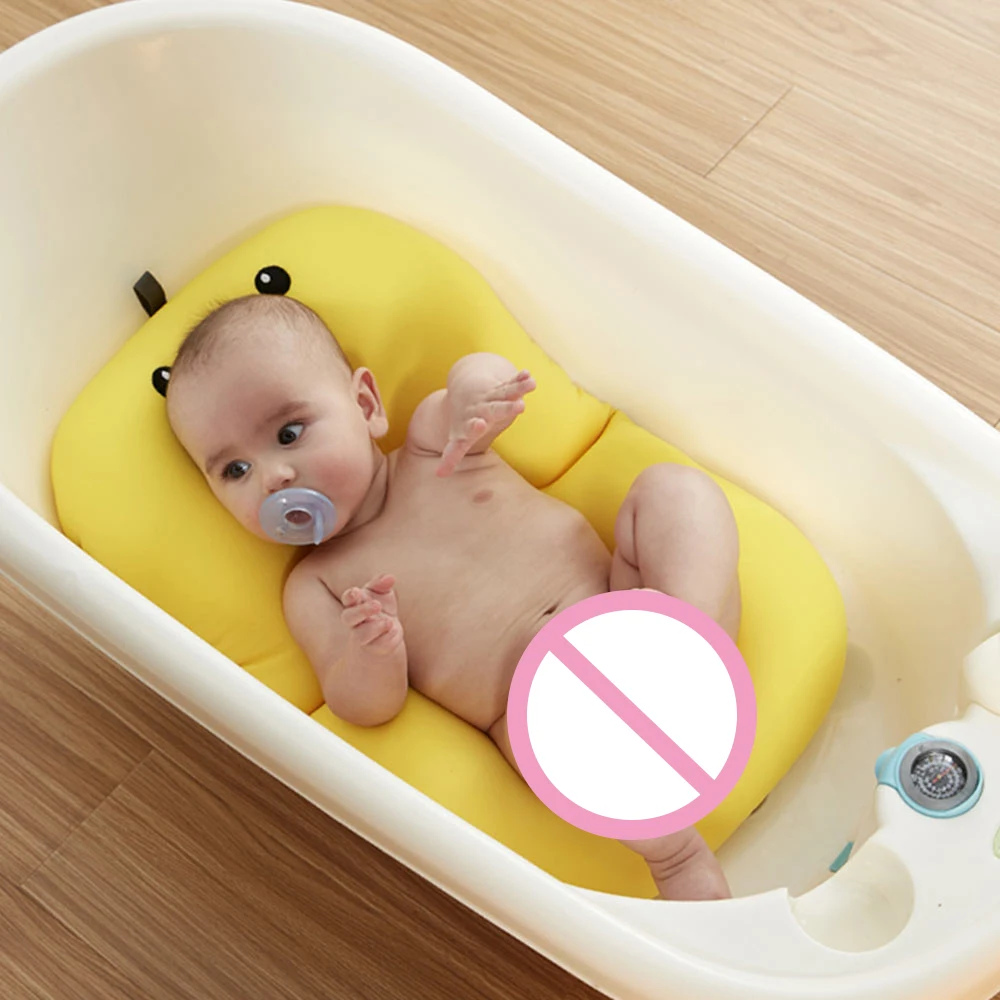 Какую ванночку надо. Ванна для купания новорожденных. Для купания малышей приспособления. Приспособления для купания новорожденных в ванночке. Коврик для купания новорожденных в ванной.