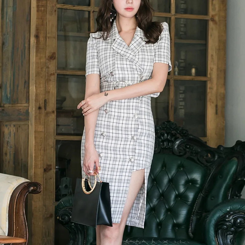 Женское офисное платье большого размера облегающее средней длины с двойной