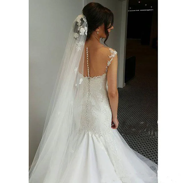 Женское свадебное платье с длинным шлейфом и рукавом крылышком белое бусинами