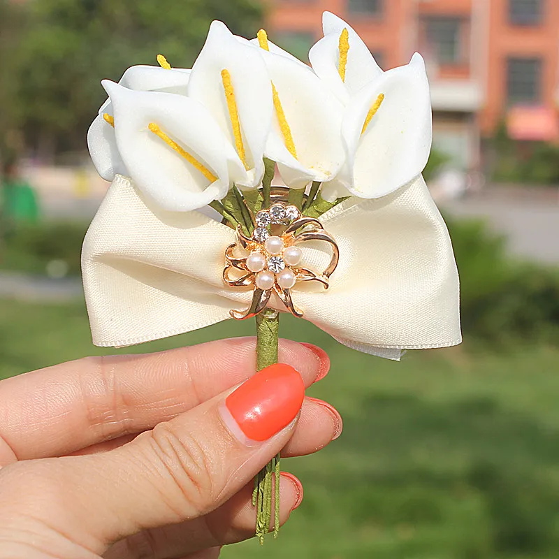 

Marfim Ivory Bow Tie Calla Lily Flowers Groom Boutonniere Crystal Brooch Wedding Party Man Suit Corsage Buttonhole X9828-M