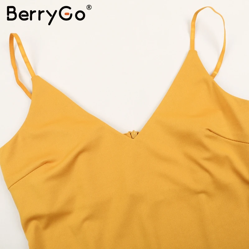 Женское Короткое облегающее платье BerryGo черное с v образным вырезом и рюшами на