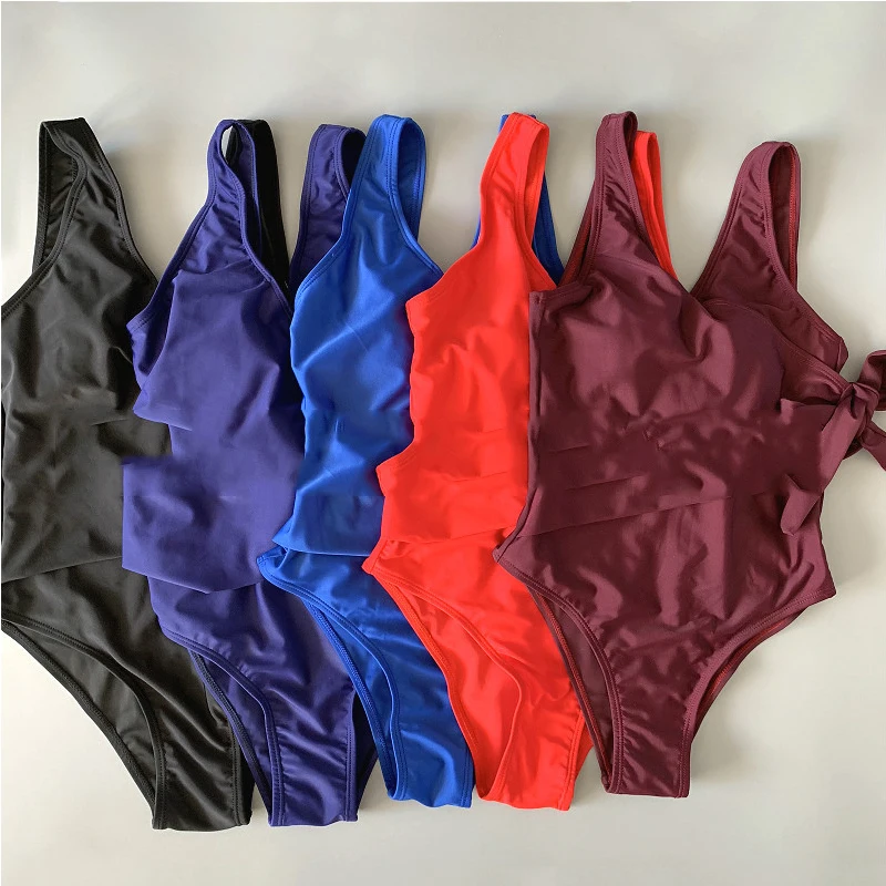 Женский купальный костюм с глубоким v-образным вырезом и открытой спиной