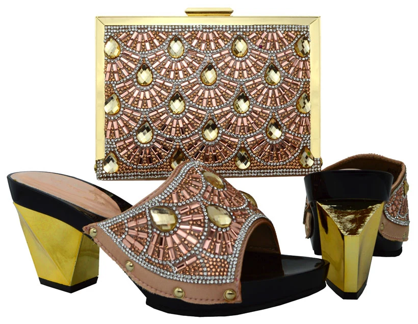 Новый комплект из обуви и сумки синего цвета украшенные стразами итальянских