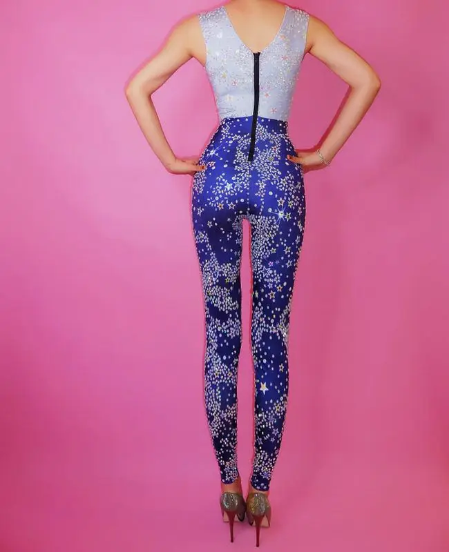 Рисунок 3 - Женский сценический костюм с синими звездами