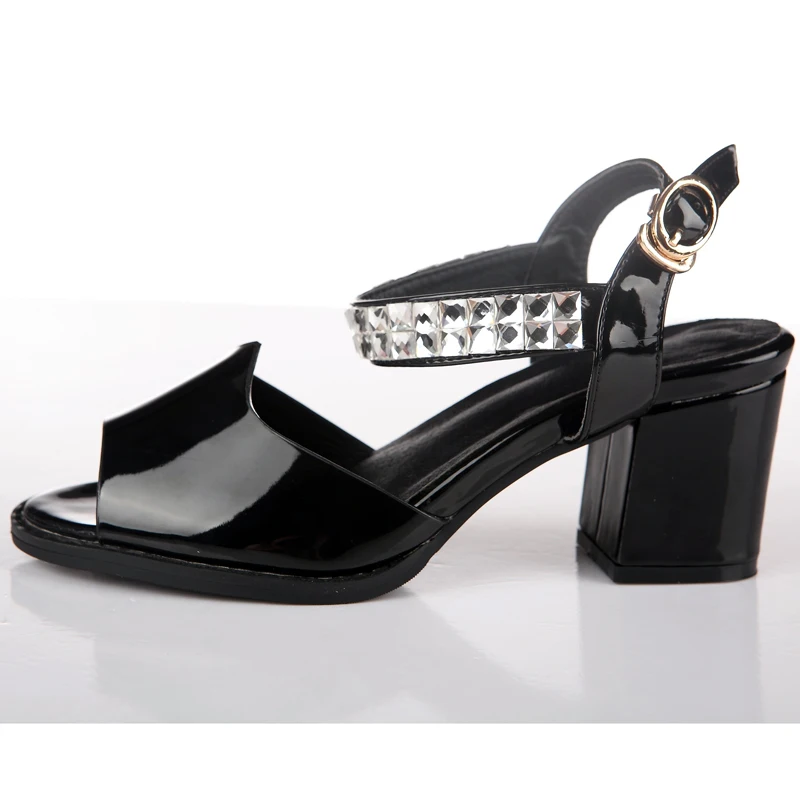 Женские сандалии на толстой подошве модные из натуральной кожи со стразами