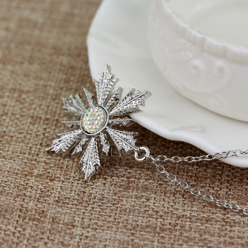 Модное милое ожерелье серебряного цвета со снежинкой и кристаллом циркония на