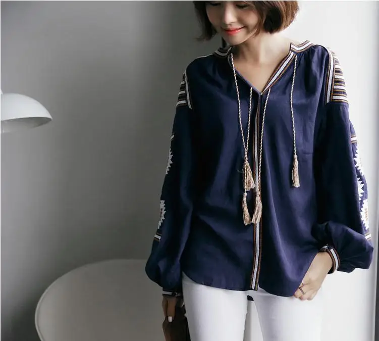 Богемная блузка в стиле бохо с длинным рукавом и v-образным вырезом белая синяя