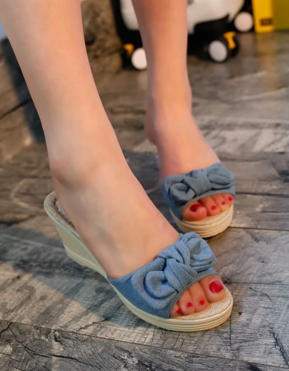 Женская летняя обувь для отдыха босоножки на танкетке с открытым носком шлепанцы