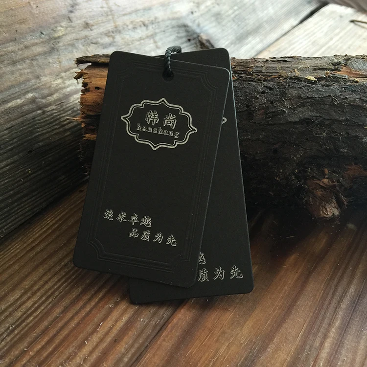 Подписка на бирке с ценой для одежды с золотым или серебряным тиснением на черном бумажном ярлыке.