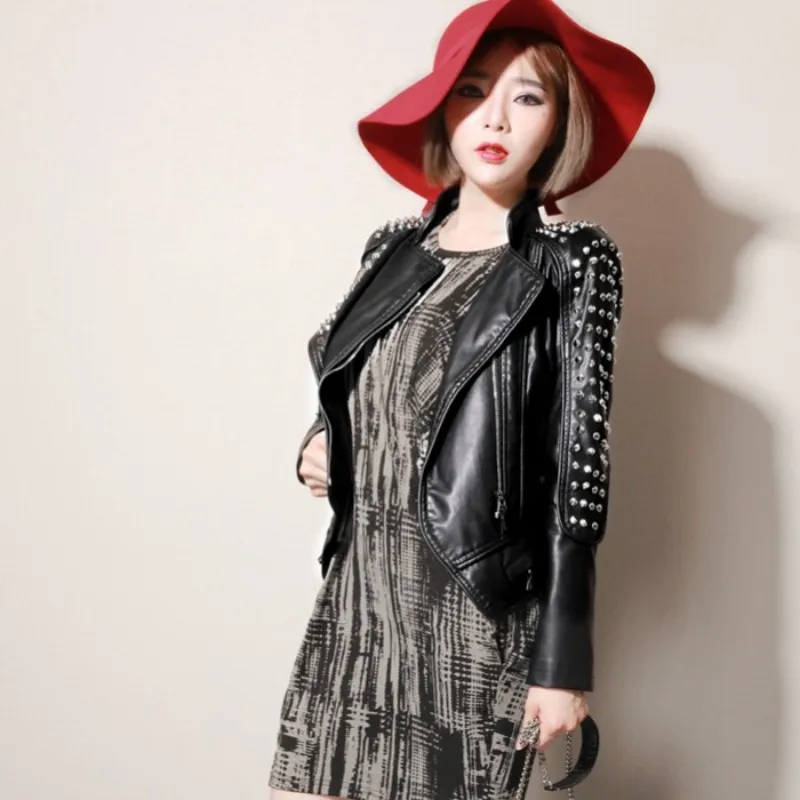 Для женщин короткие из украшенной шипами ПУ кожи куртка рок Slim Fit заклепки Куртки женский панк моторный Байкер искусственная кожа вечерние партии Клубная