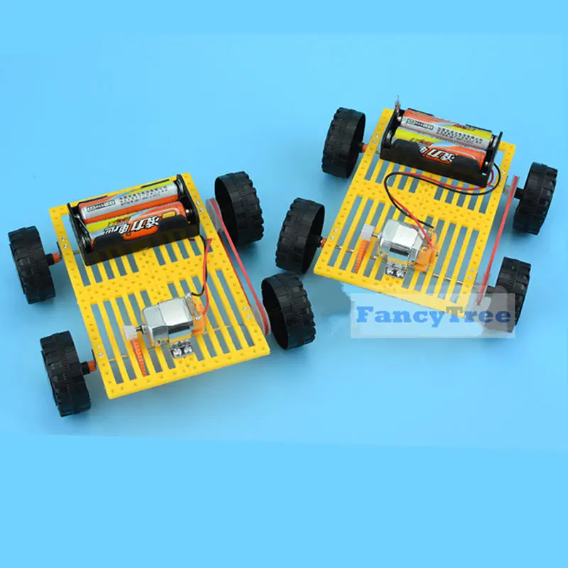 Маленький простой четырехколесный автомобиль diy kit показывает привод и шкив