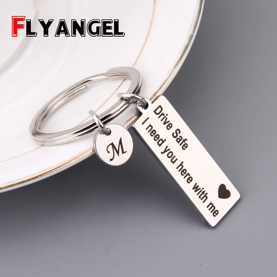 FLYANGEL заказной 26 инициалов A-Z диск безопасный брелок Выгравированный брелок с очаровательными буквами подарок водителя, подарок мужскому